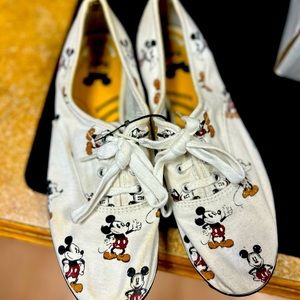 Vintage women’s size 9 Mickey Mouse (Disney) Keds super cute shoes! Comfortable!